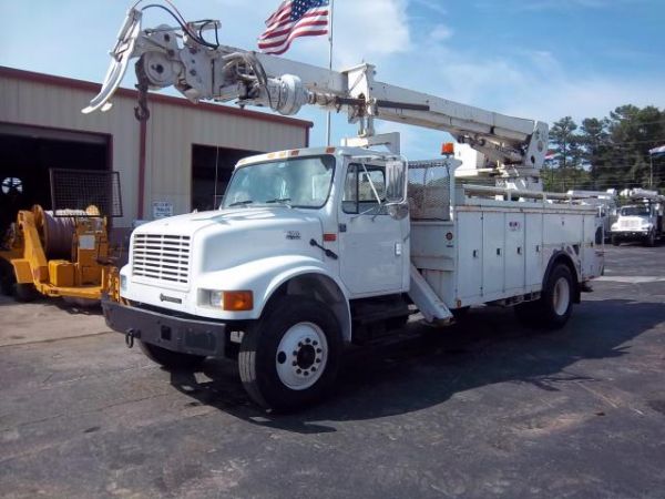 Click for price on this 2001 IHC 5000 Commander Digger Derrick