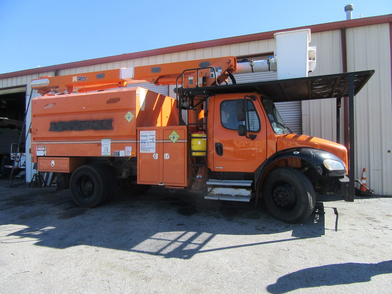 Click for price on this 2011 Freightliner 60′ Over-Center Forestry Bucket Truc