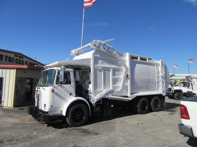 Click for price on this 2003 Autocar WX 40 yd E-Z Pack Garbage Truck