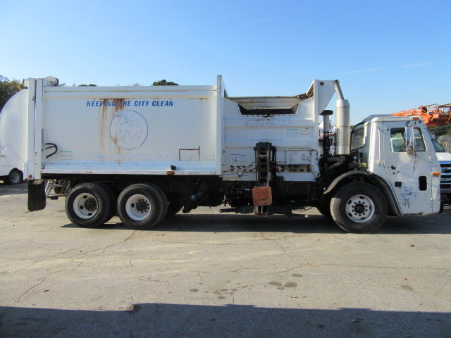 Click for price on this 2007 Mack LE613 Side Loader Garbage Truck