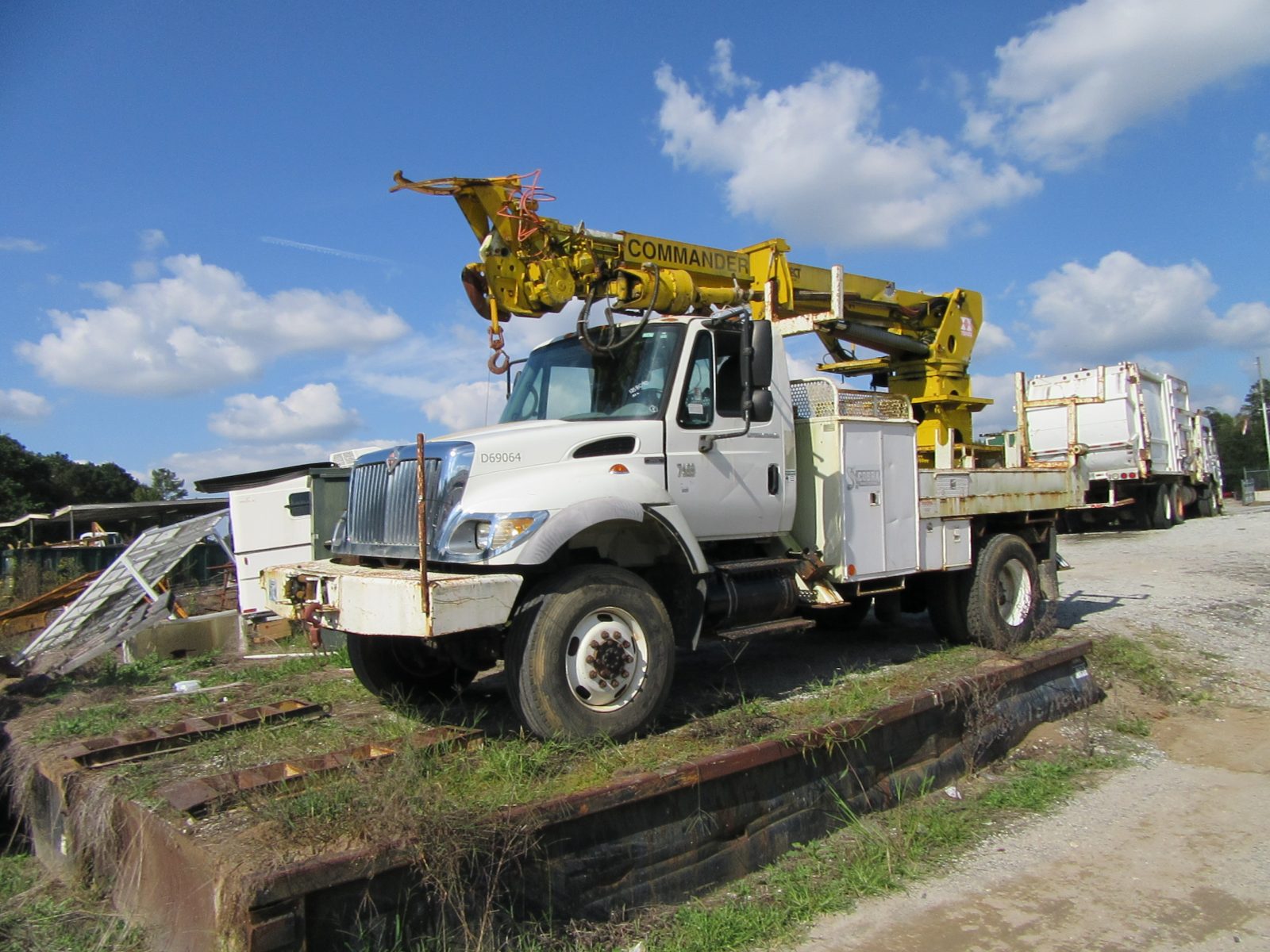 Click for price on this 2003 IHC 7400 4×4 Commander 45′ Digger Derrick