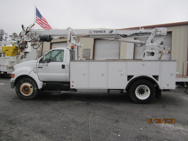 Click for price on this 2009 Ford F750 Commander 4047 Digger Derrick