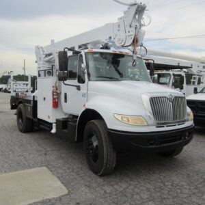 2005 IHC 4400 Telecect Commander 45' Digger Derrick