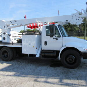 2003 IHC 4300 Commander 47' Digger Derrick
